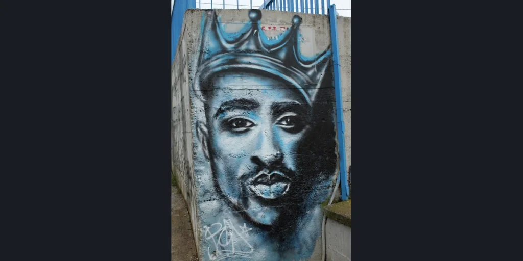 Tupac net worth legacy: a mural of Tupac Shakur wearing a crown